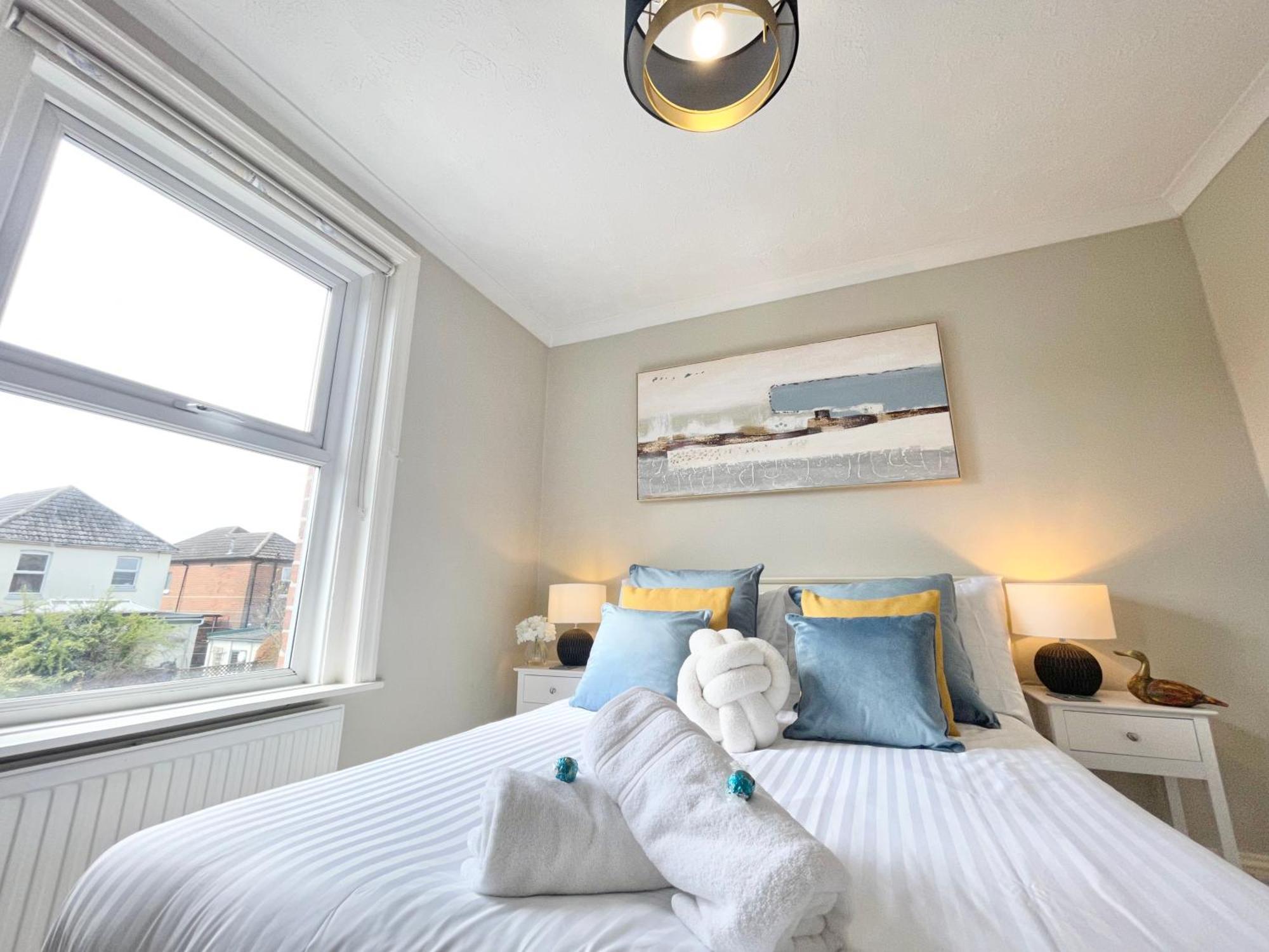 The Capstone Retreat - Beautiful Detached Family Home By Coastline Retreats, Arcade Machine, Parking, Bbq บอร์นมัธ ภายนอก รูปภาพ