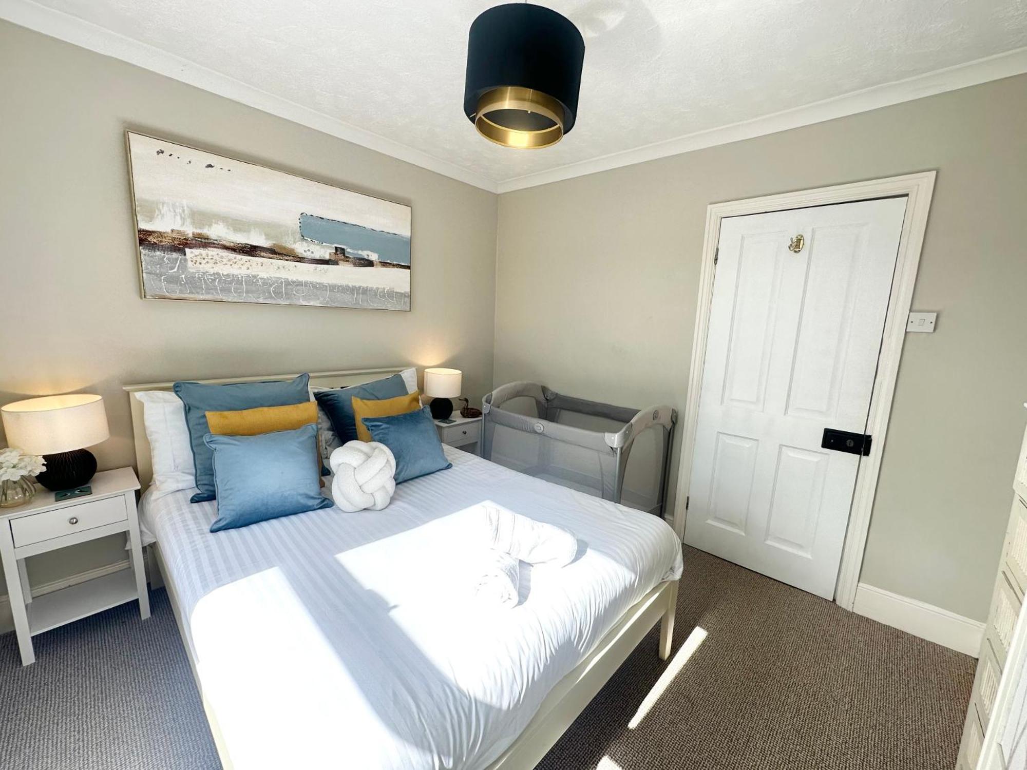 The Capstone Retreat - Beautiful Detached Family Home By Coastline Retreats, Arcade Machine, Parking, Bbq บอร์นมัธ ภายนอก รูปภาพ